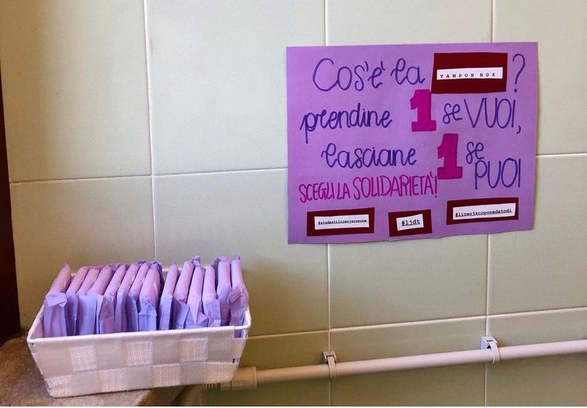 La tampon box nel liceo di Erba: una scatola di assorbenti gratis in bagno  grazie al sondaggio Instagram - la Repubblica